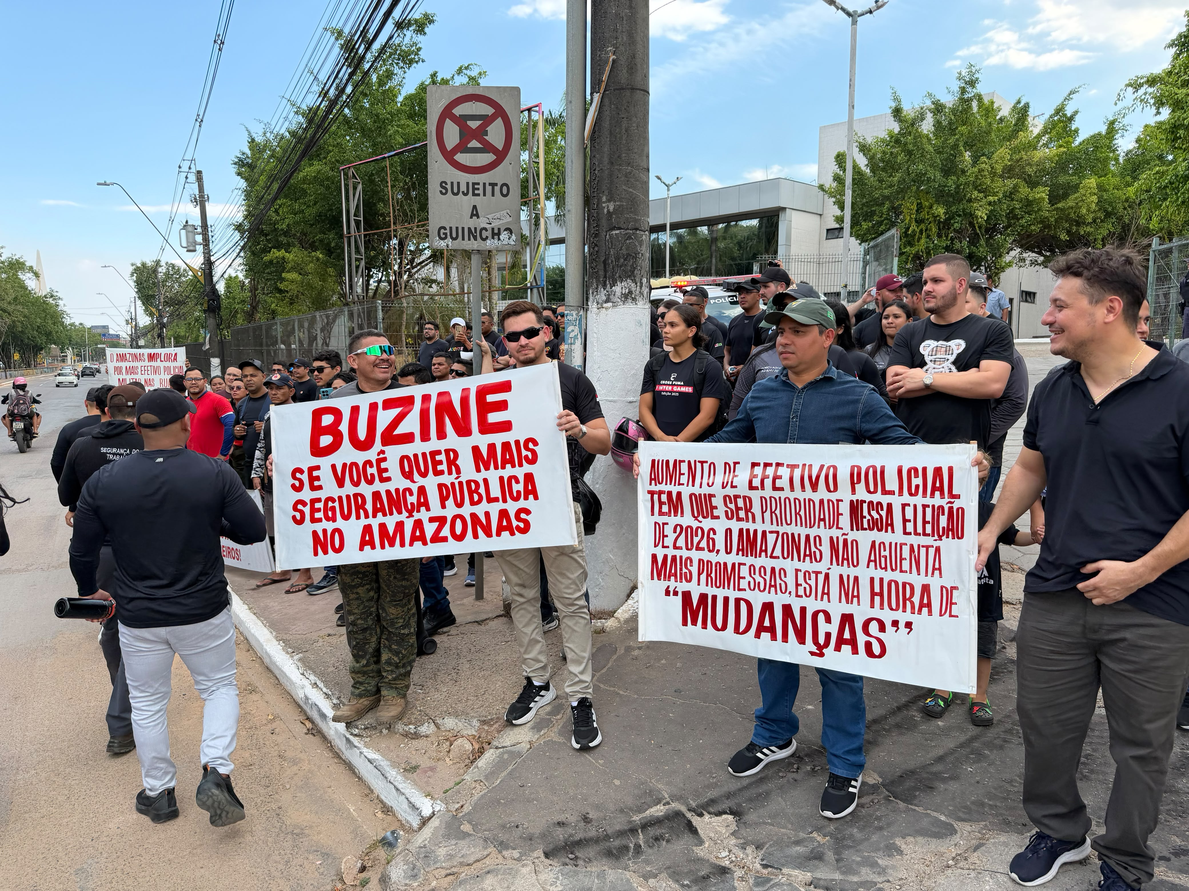 Manifestantes estão acampados e fizeram novo ato na sede do Governo
