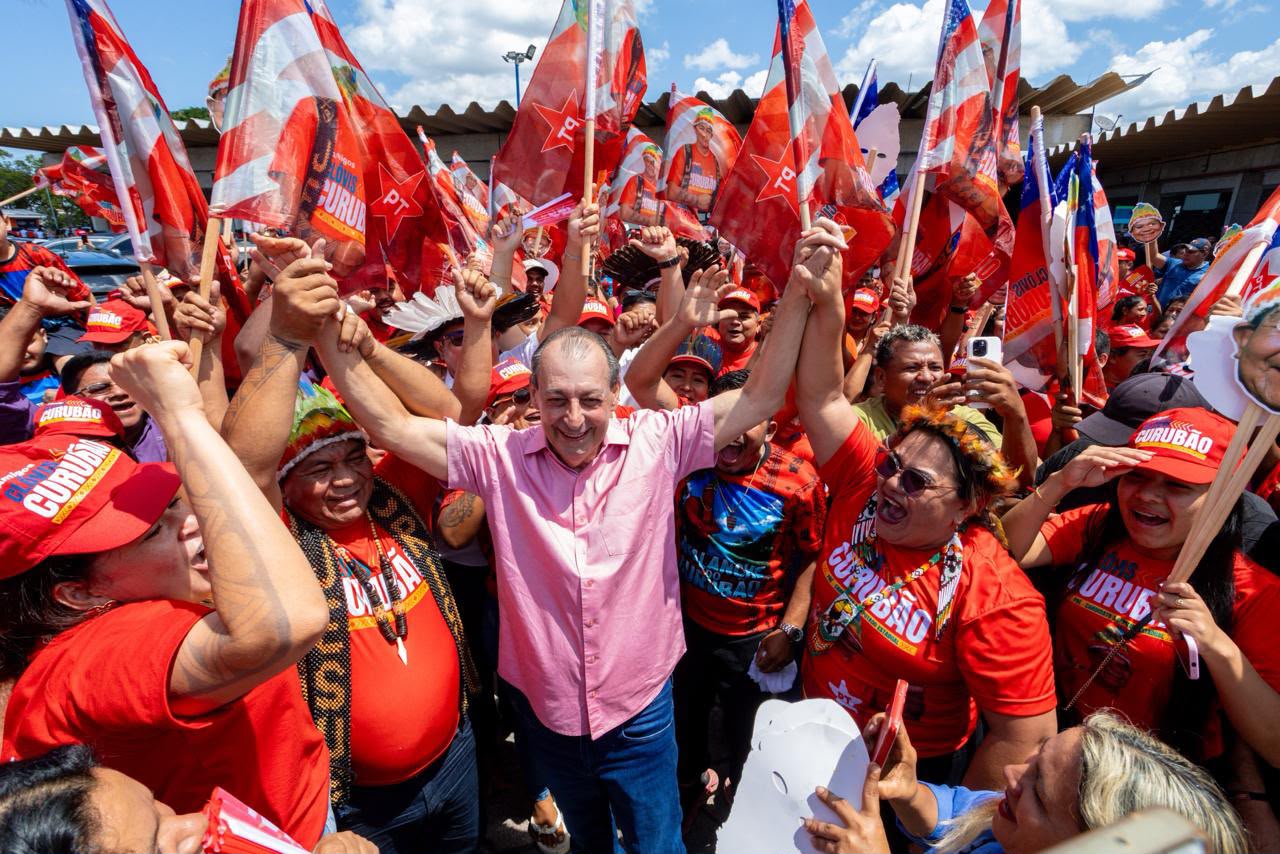 Omar foi recebido com festa pelos militantes de PT, PC do B e PV / Foto: Tadeu Rocha / Ascom