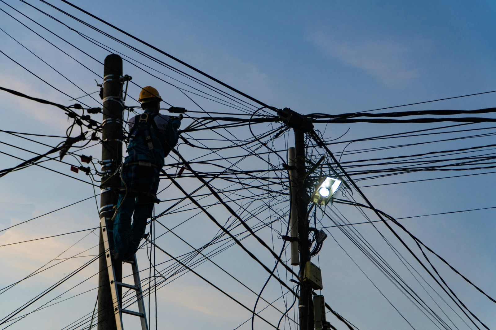 MPAM investiga troca de cabos de energia pela Âmbar