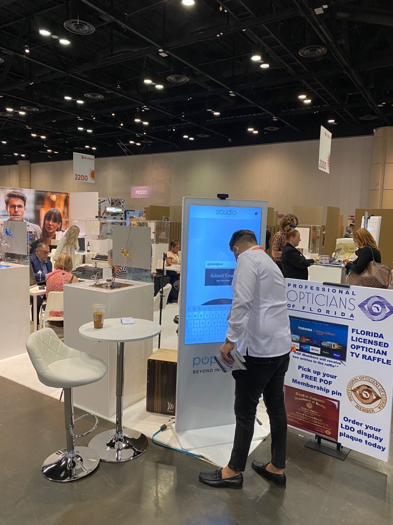Studio_Optyx_tradeshow-kiosk