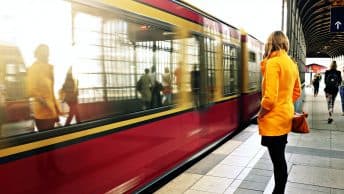 woman waiting for sbahn