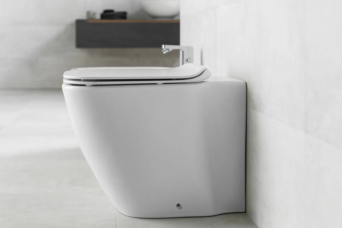 White concealed cistern pan by Porcelanosa