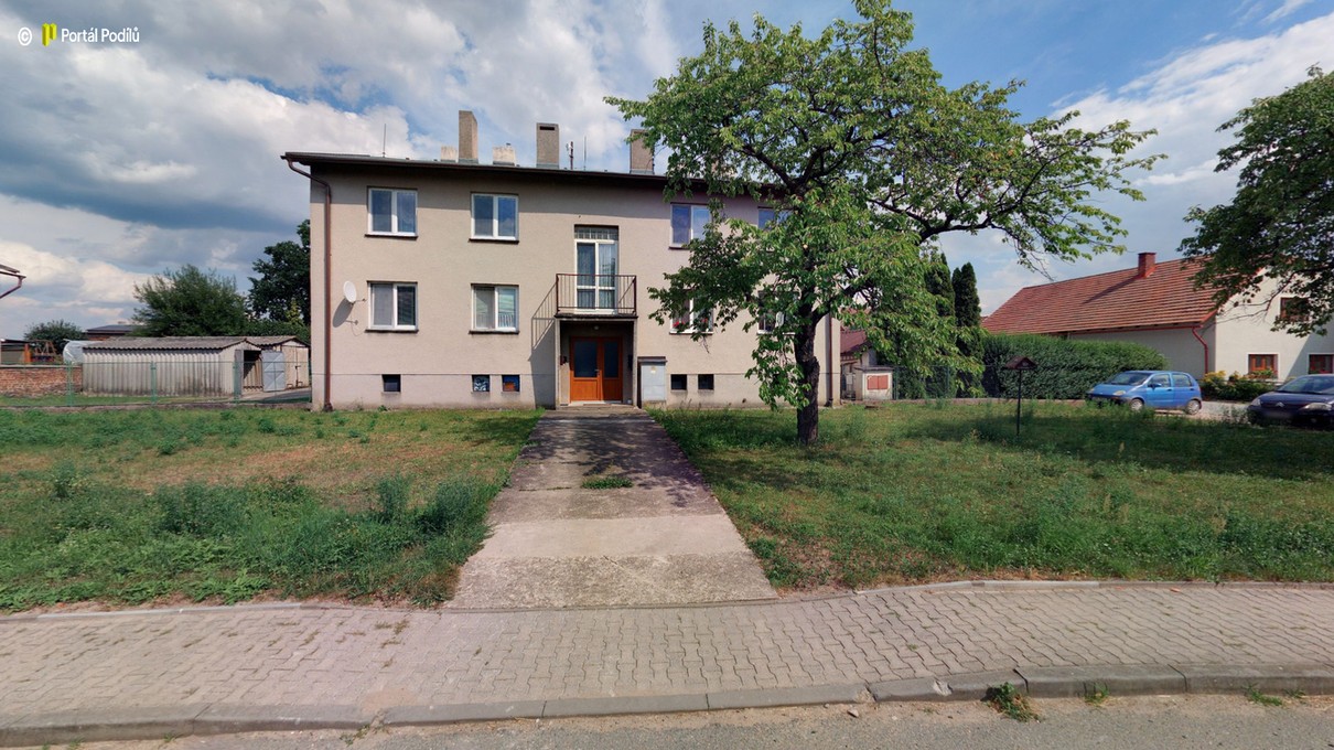 Prodej podílu 1/10 na bytě 67,9 m2 + pozemky -