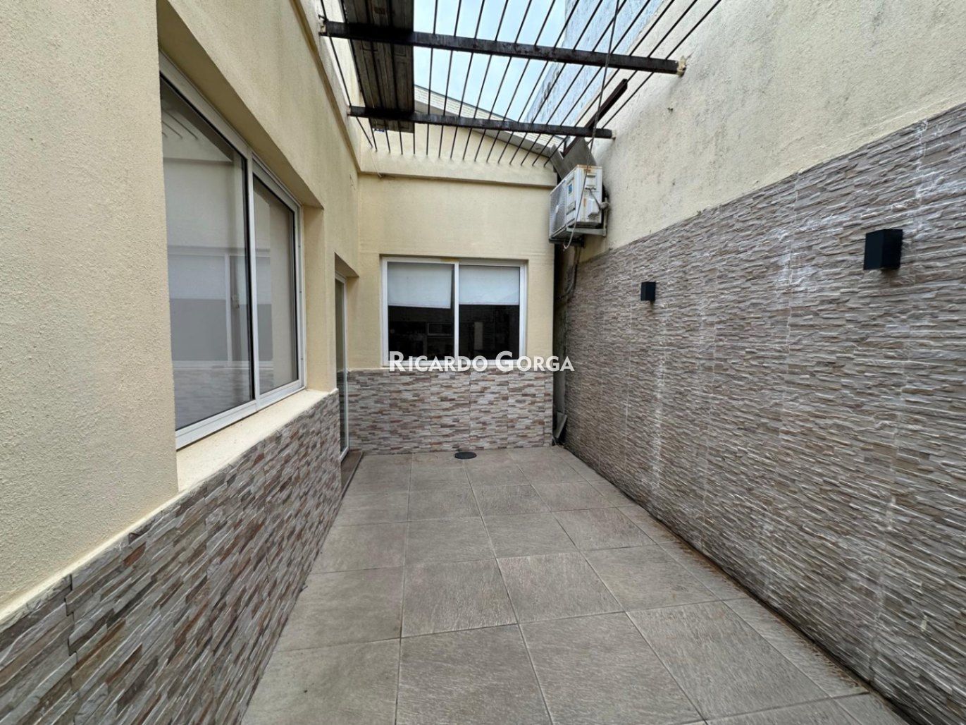 https://storage.googleapis.com/portales-prod-images-uy/52/property-images/2025/3/c1e86d21-a2a0-4d53-ac81-e7996d22f363_wm.jpeg