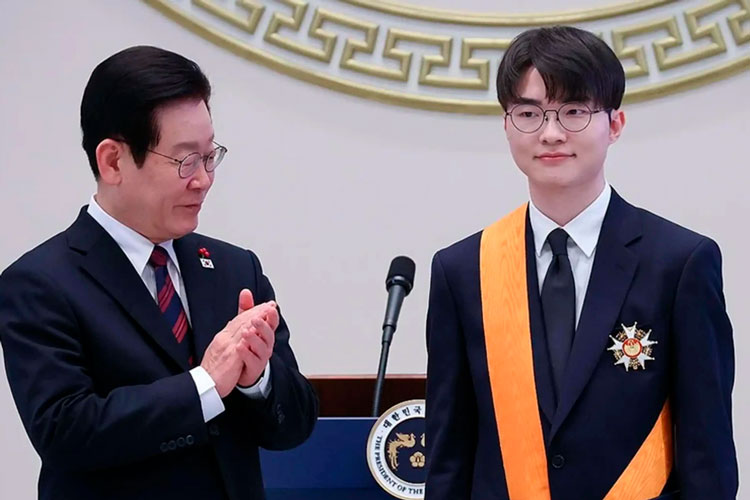 Faker recibe reconocimiento deportivo en Corea del Sur
