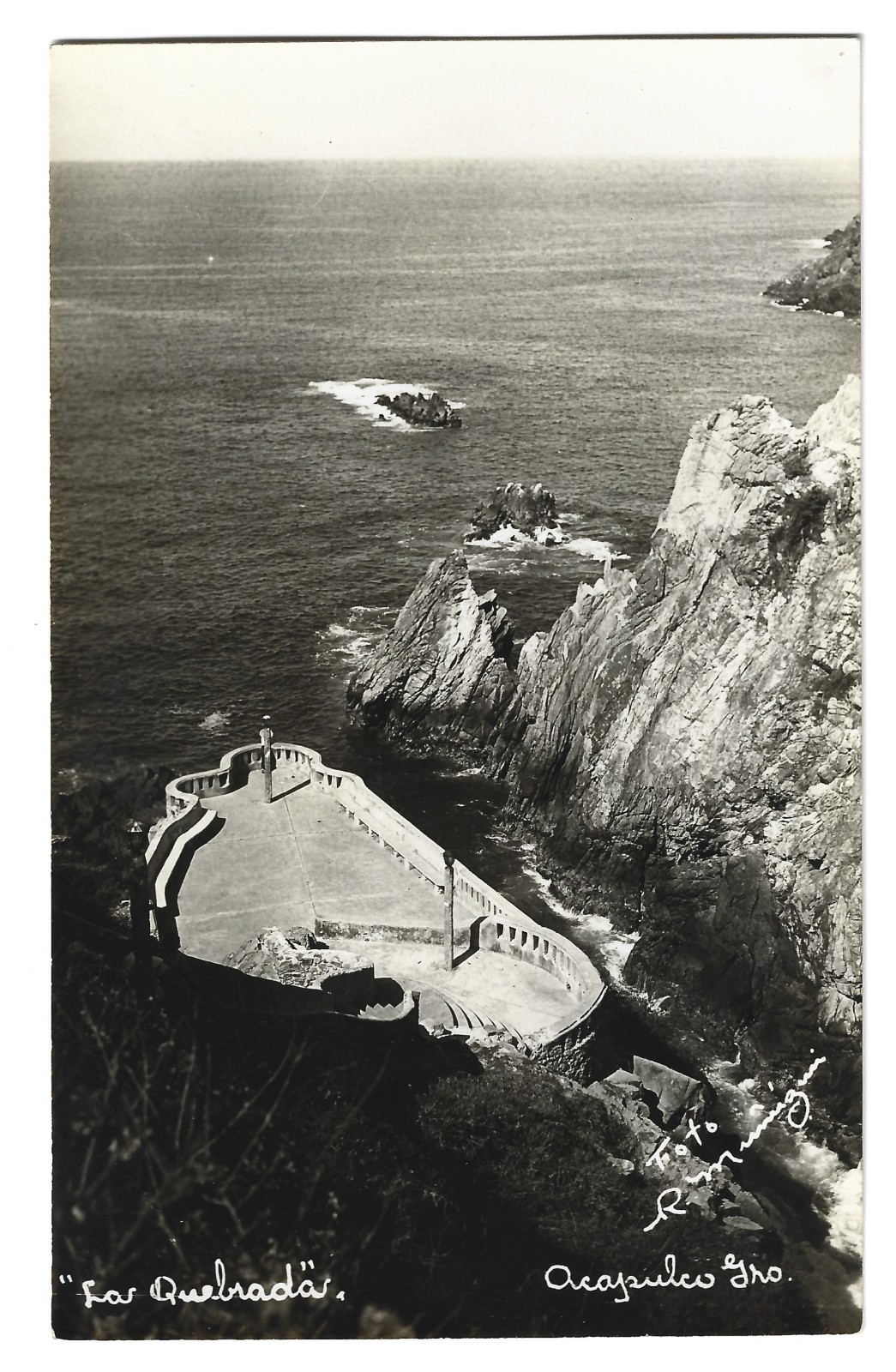 Acapulco Guerrero Mexico "La Quebrada" Viewing Platform Real Photo Postcard R. Munguia