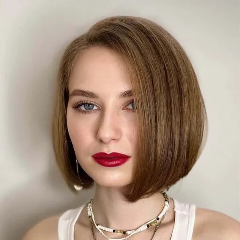 Short and straight hairstyle for female