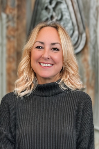 Woman wearing a dark grey turtleneck