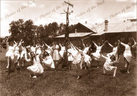 School children doing the Maypole Dance 1901