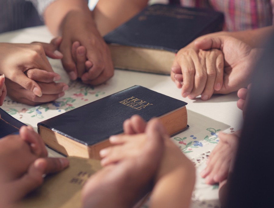 Praying students 900