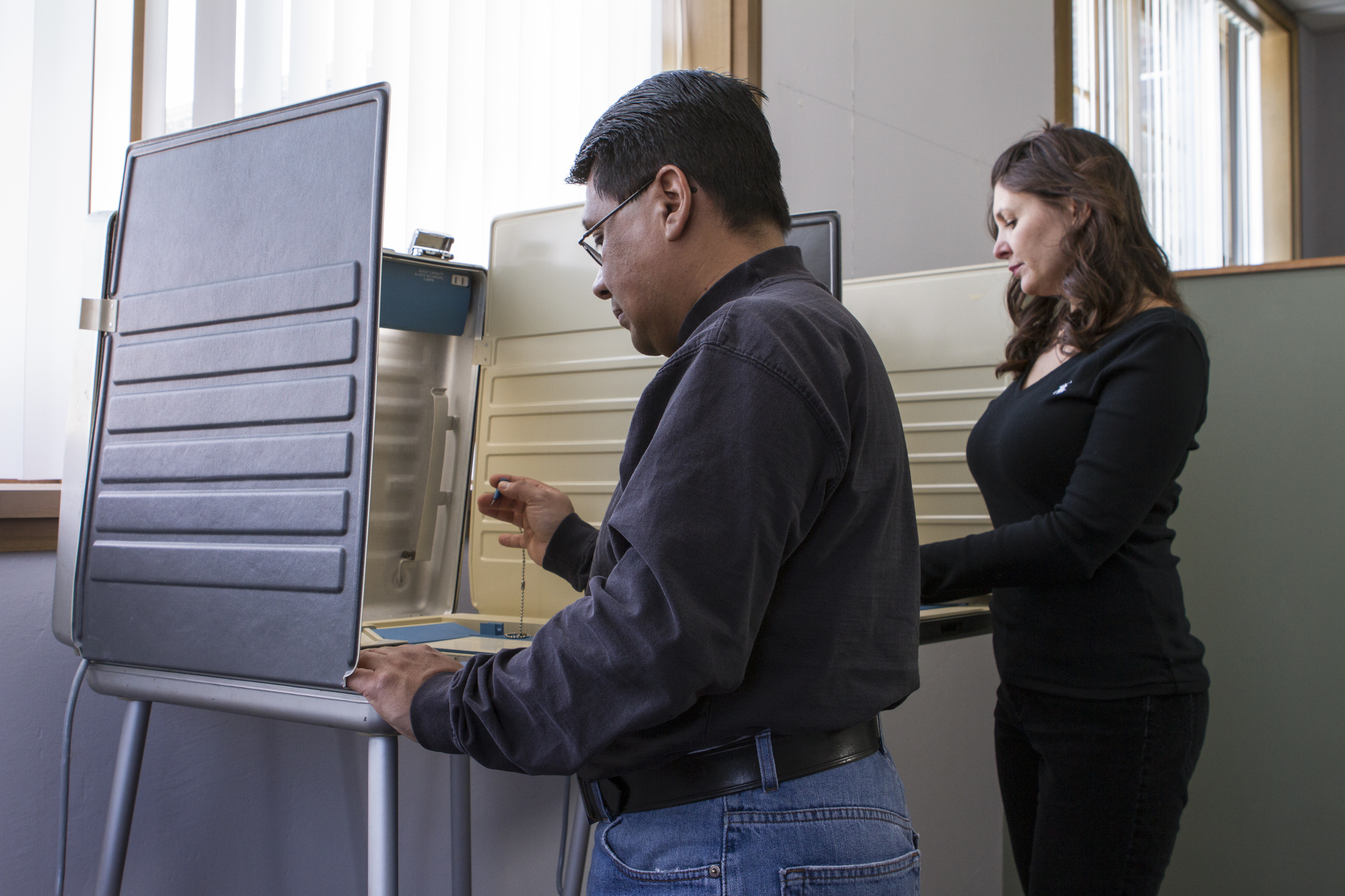 Man woman voting