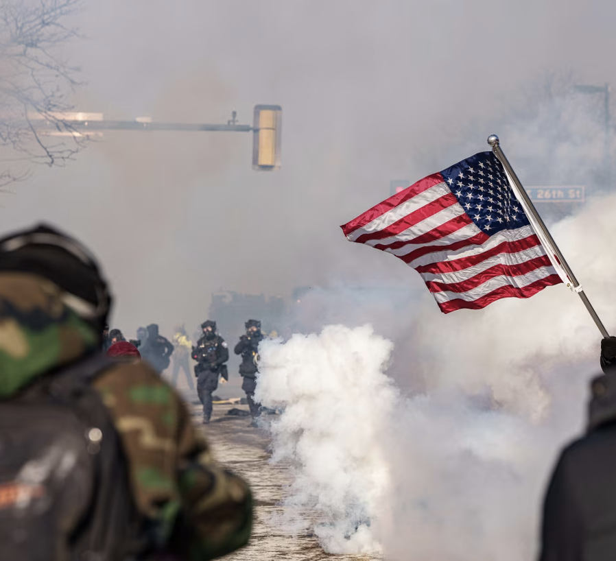 Ice agents clash with protesters in mn