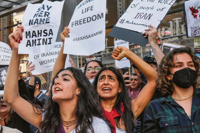 Iranian women protesting mahsa amini