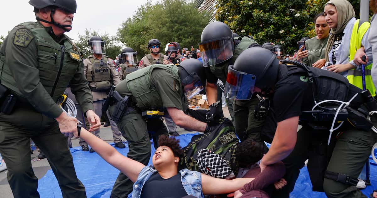 Police arrest pro palestinian students at utd