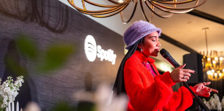 Yuna在Spotify Supper Singapore演出时身穿红色套装