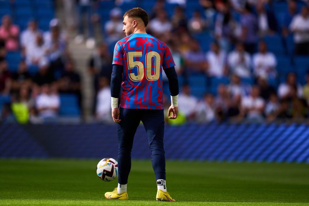 FOX Soccer on X: Barcelona is wearing their OVO kits in #ElClásico  celebrating the fact that @Drake is the first artist to surpass 50 billion  streams on Spotify!