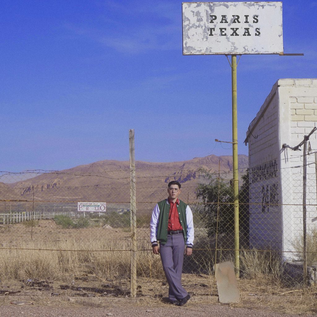 Kevin Kaarl with portada paris texas sign