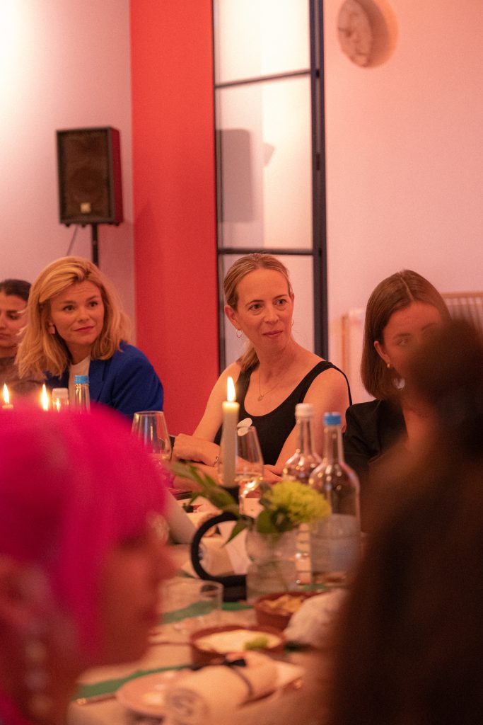 women sitting around the dinner table talking at the Spotify Equalizer dinner in Germany