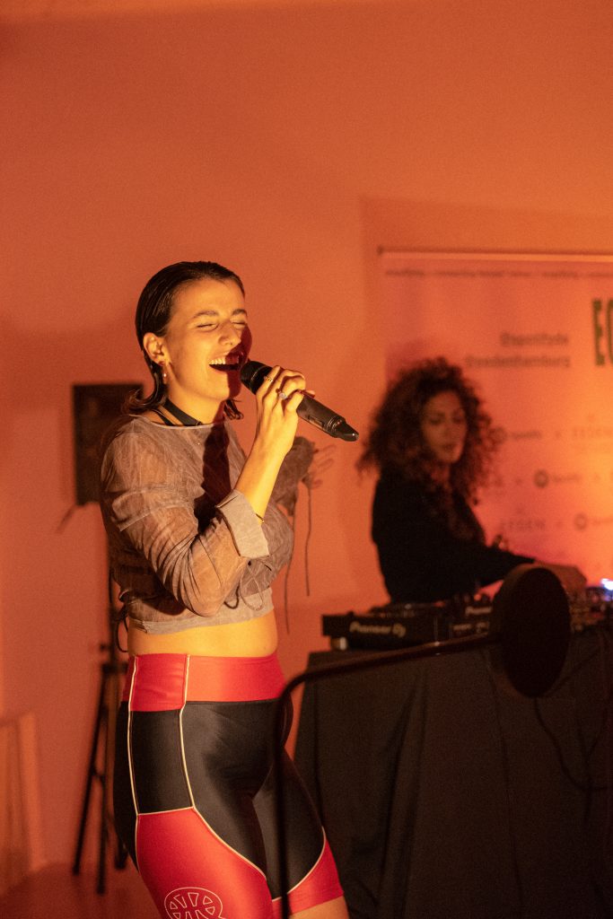 Woman singing into a microphone at the spotify equalizer dinner in Germany