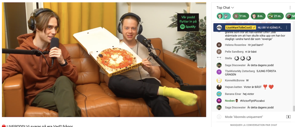 the hosts of "Vad" share a pizza on a couch