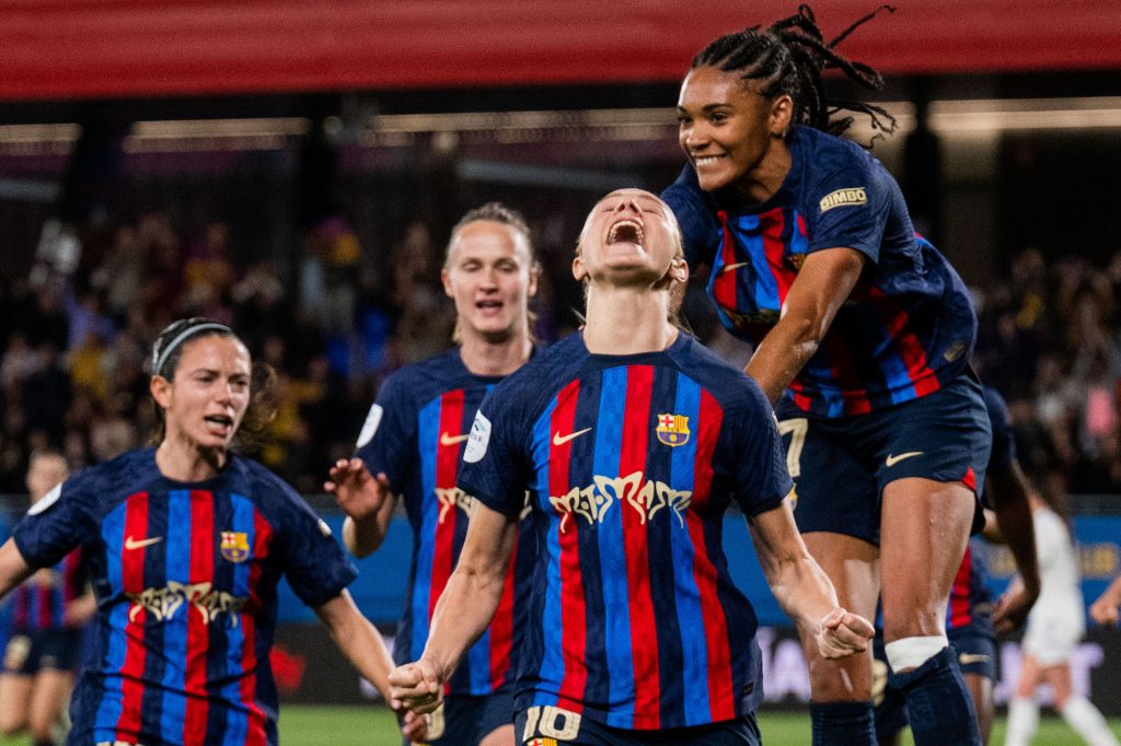 fc barcelona femeni players celebrating on field