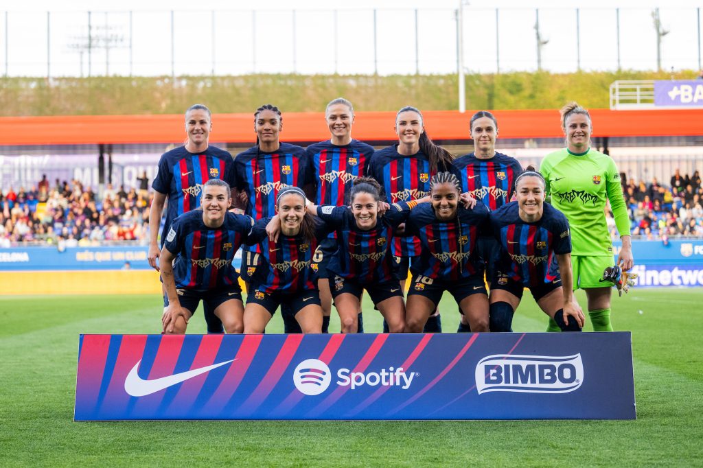 the FC Barcelona femeni team posing on the field