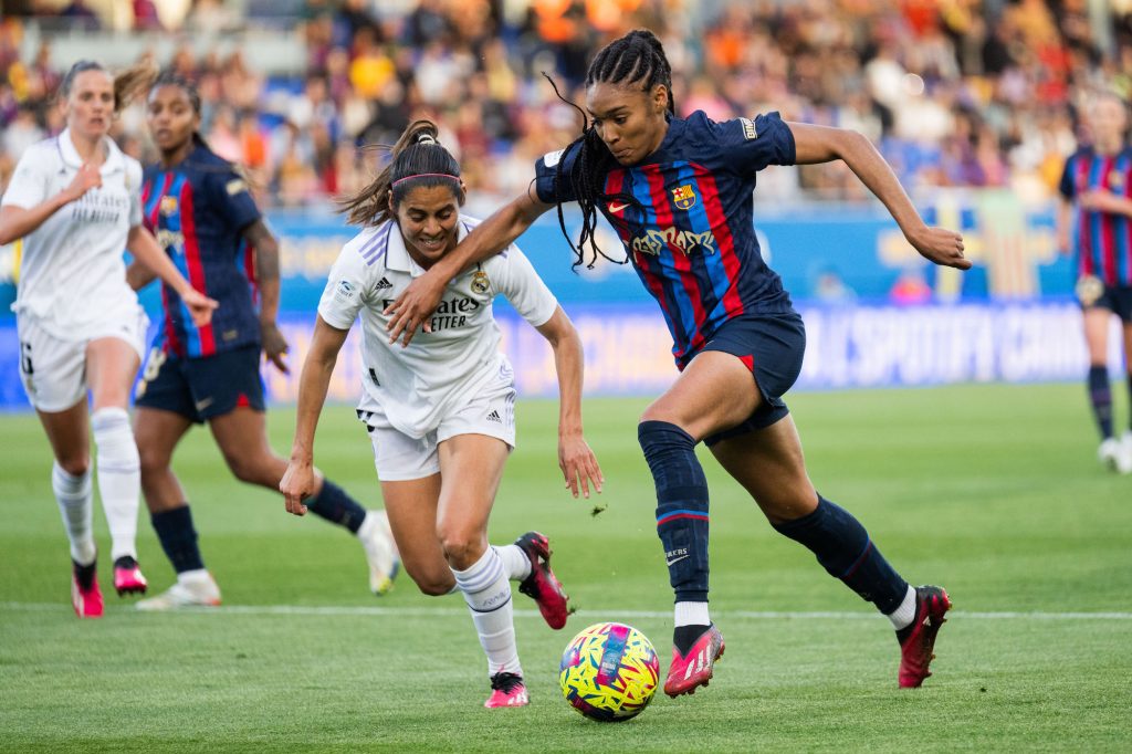 an fc barcelona femeni player dribbling the ball