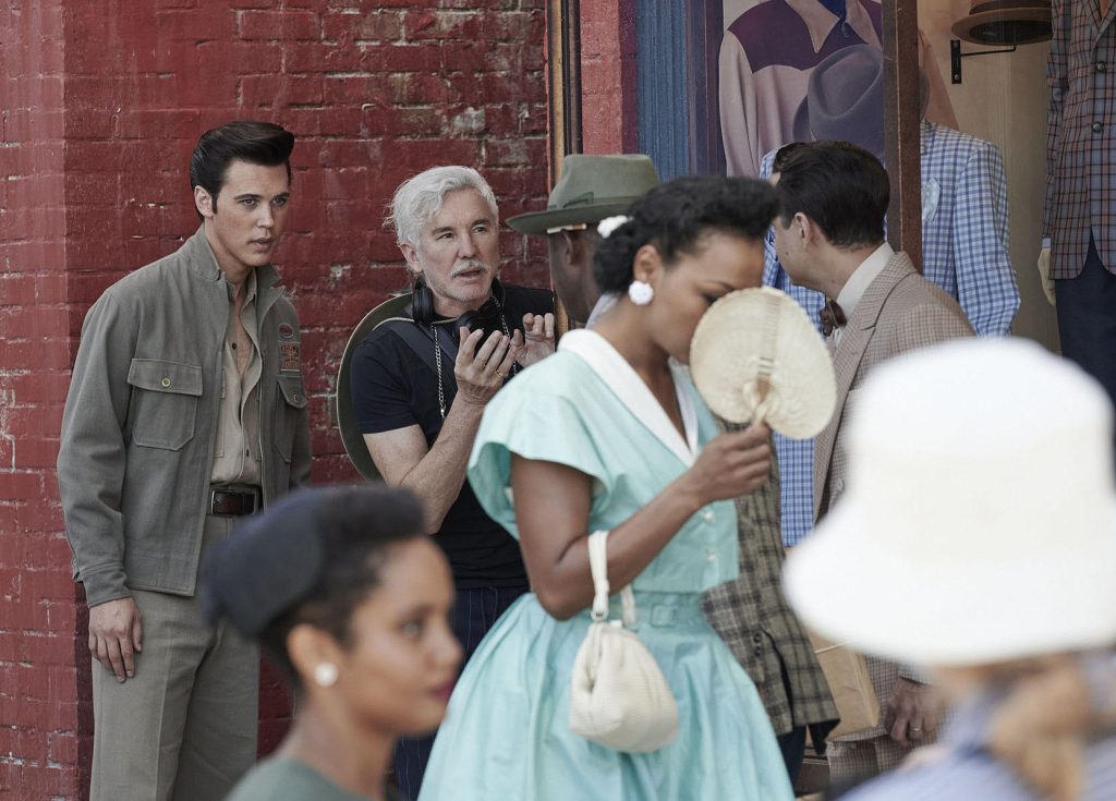 austin butler playing elvis and receiving direction on set from baz luhrmann