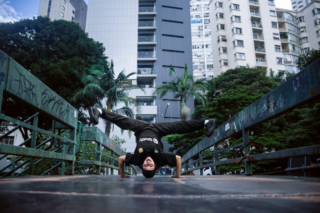 Toquinha dança break em uma ponte