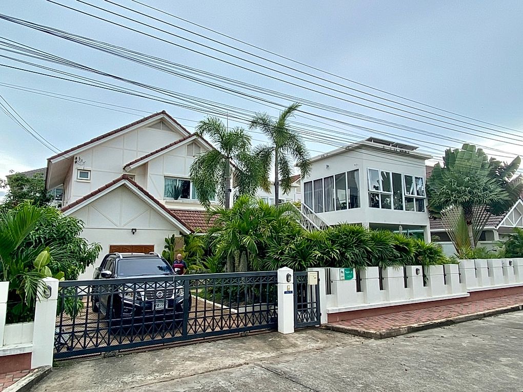 Six bedroom  house for Sale in East Pattaya