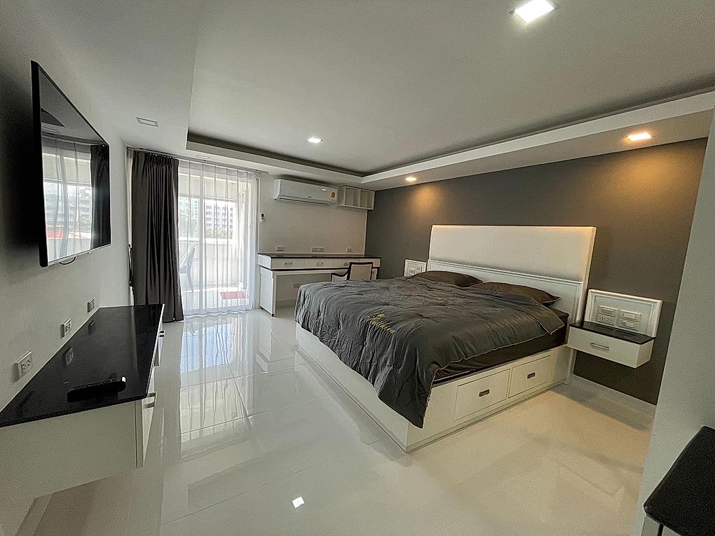 New Renovated Condo in Beach road soi 13 