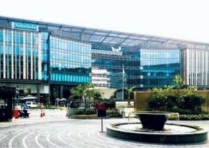 オフィスビルの外観。 インディラ・ガンディー国際空港近くのエアロシティという商業施設内にあります。