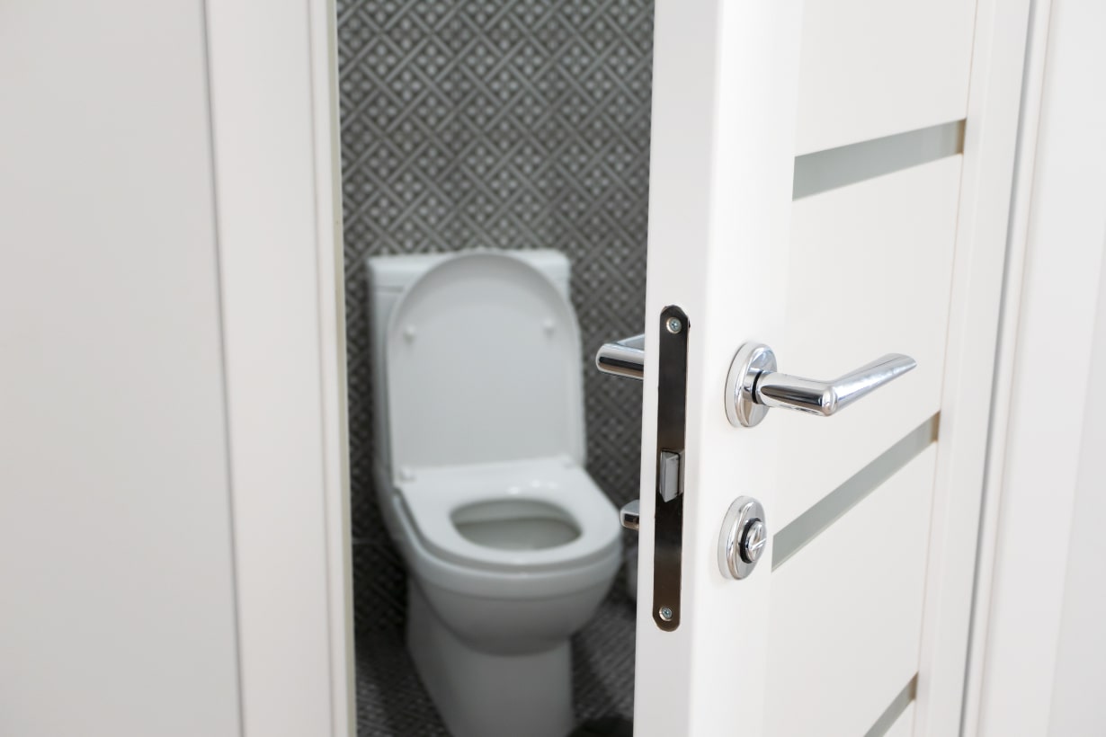 トイレのドアのリフォームはDIYでもできる？交換費用や注意点を解説 | カインズ・リフォーム