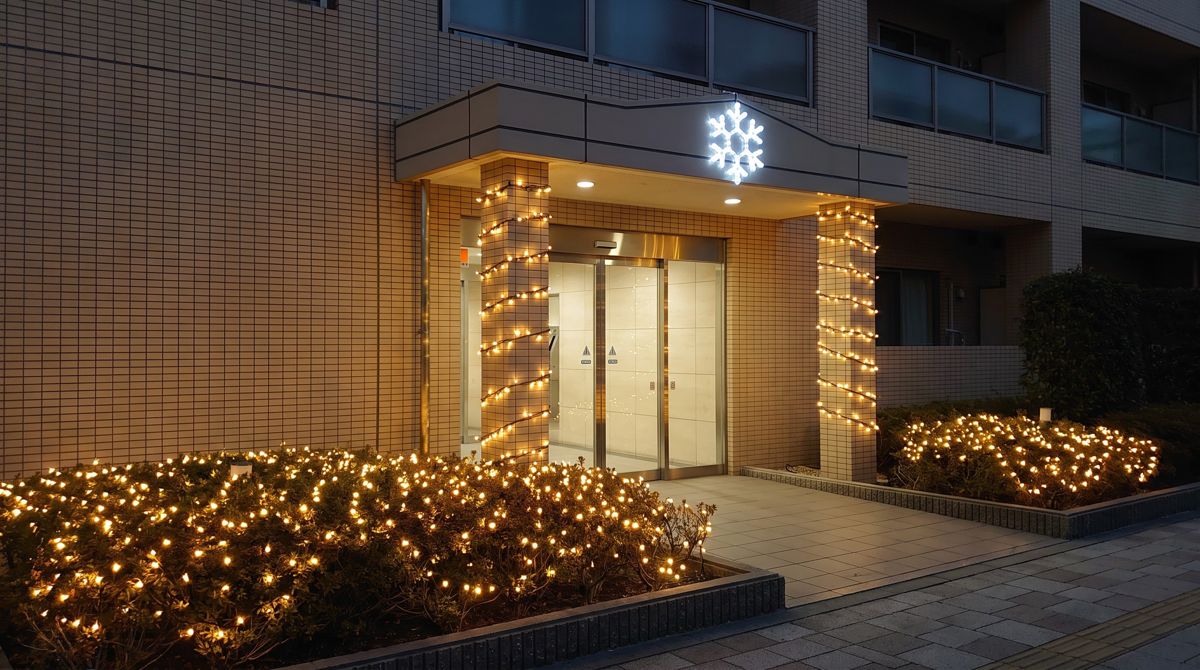 マンションのエントランスと植栽のイルミネーション。理事会での決め方、共用部の電気代、住戸に光を入れない向き