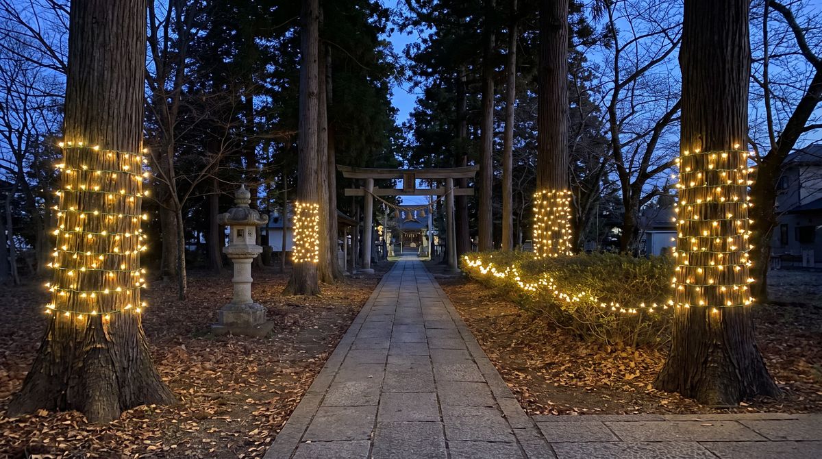 神社・お寺の参道のイルミネーション。初詣に向けた期間、電源のない参道の飾り方、氏子で決めるときの1枚