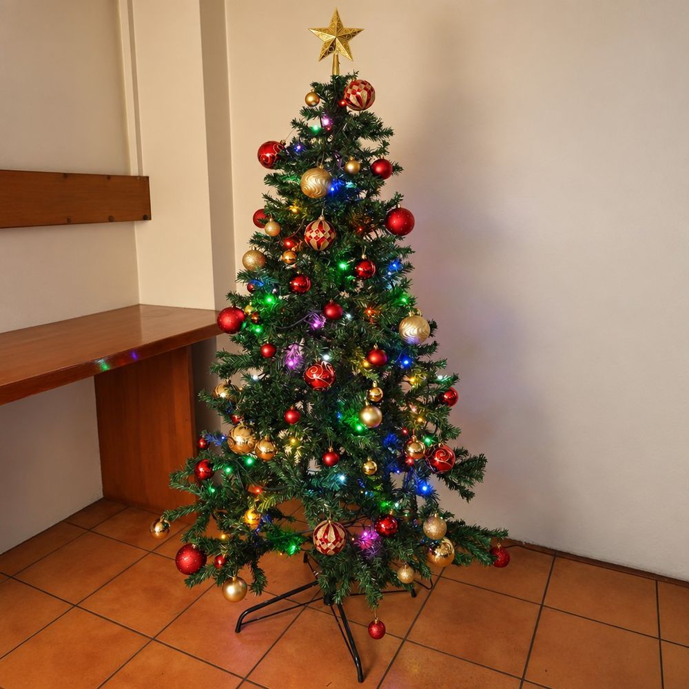 店の入口の壁ぎわに置いた180cmのクリスマスツリーセット