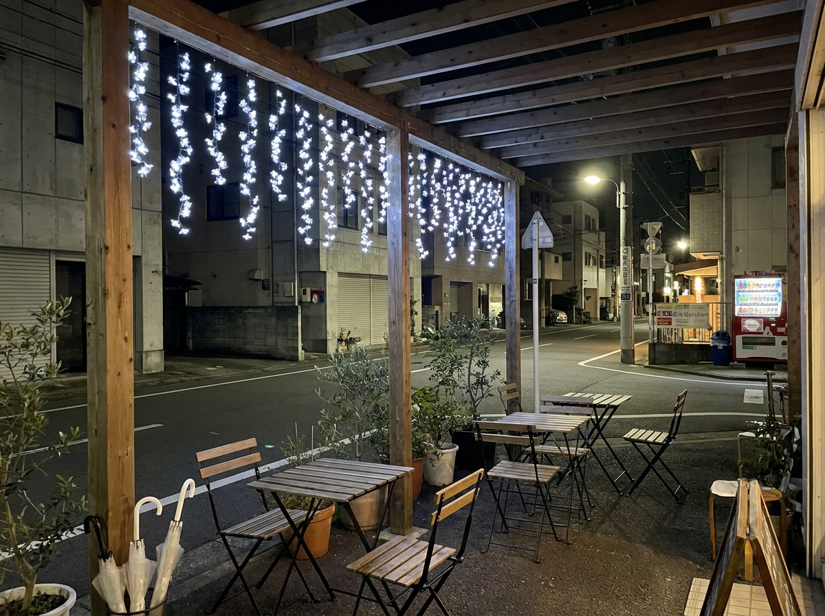 夜のカフェテラスのパーゴラに設置された藤棚ライト