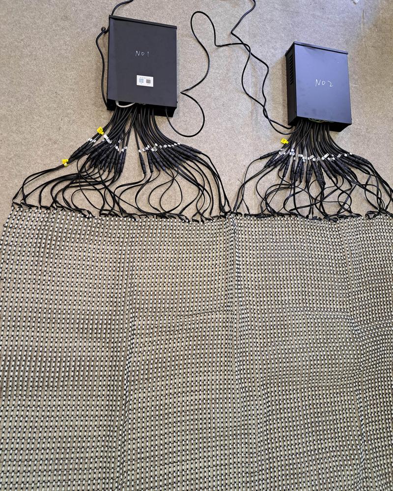 ルミカーテンの電源部2台とカーテン本体の接続部分の実物写真
