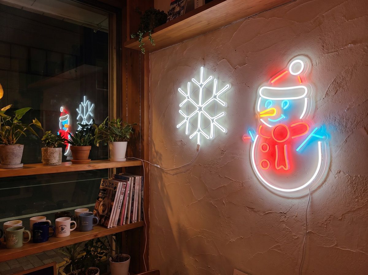 ネオンライトスノーマンとスノーフレークを店舗の壁面に飾ったイメージ