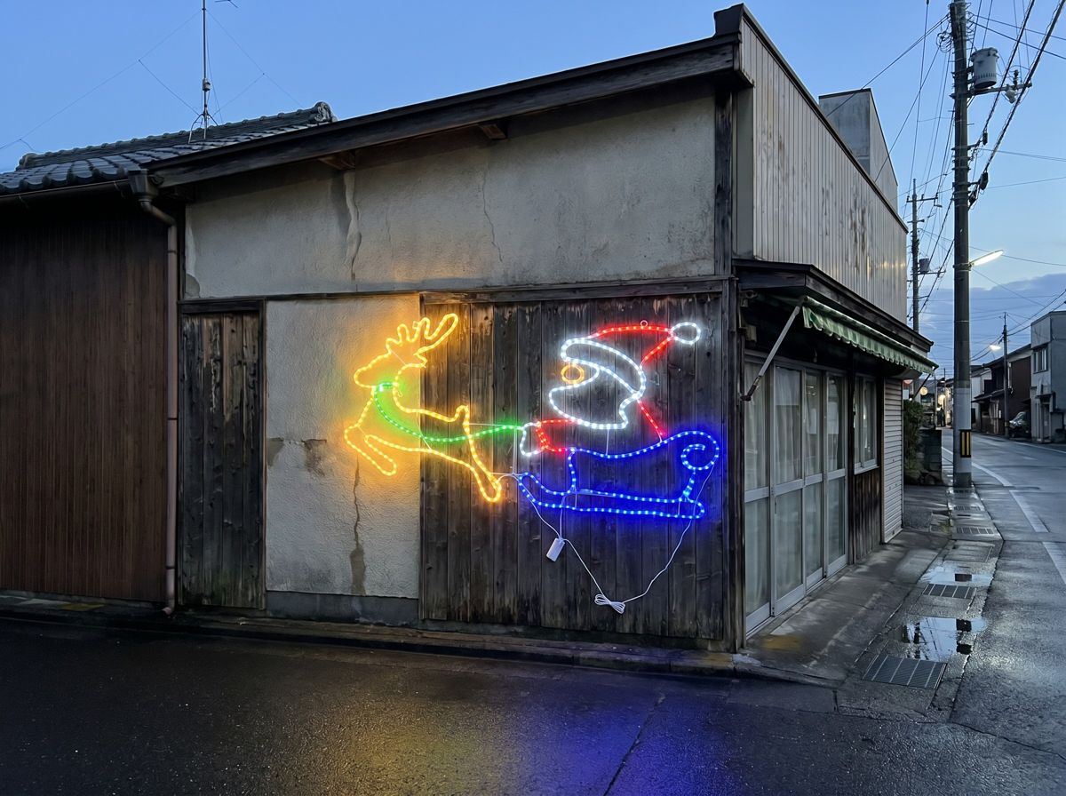 サンタ＆トナカイを壁面に取り付けた設置イメージ