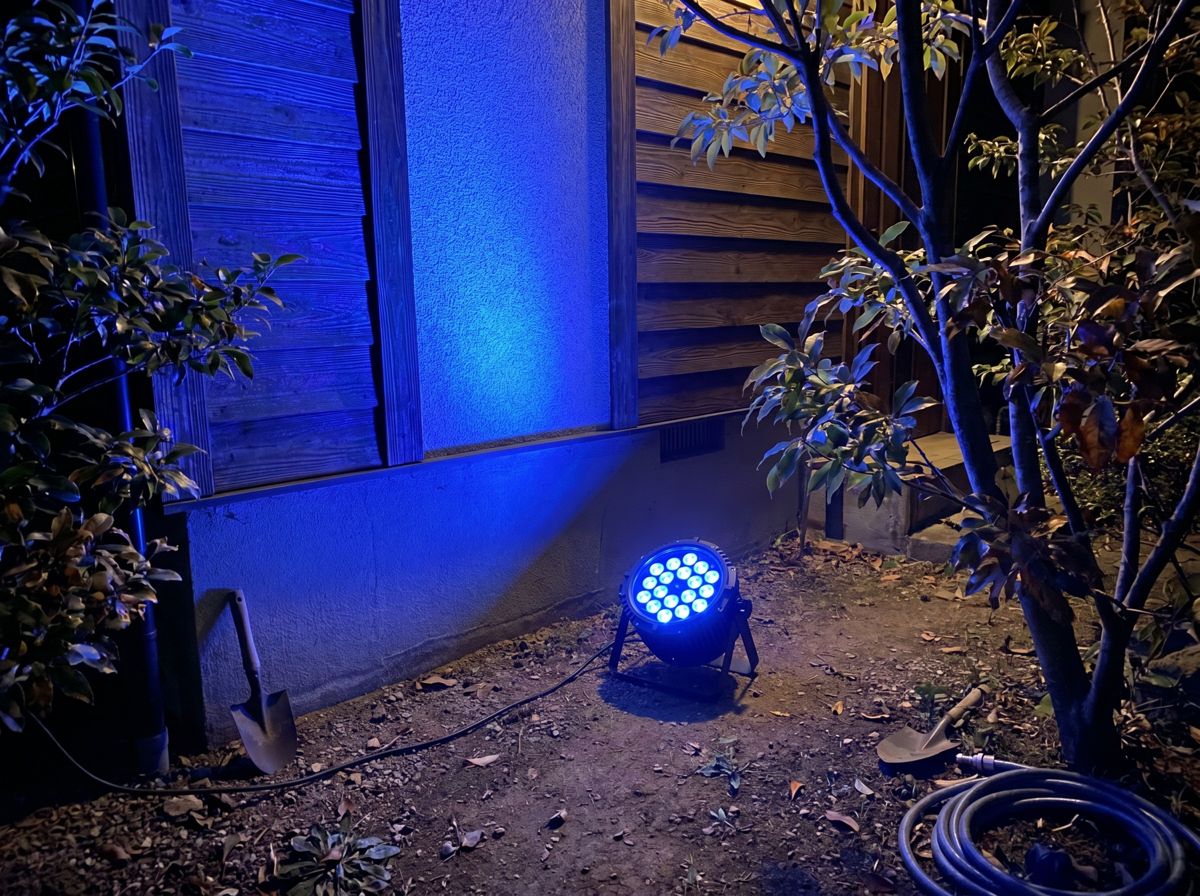 RGBW投光器180Wで住宅の壁面をライトアップした設置イメージ