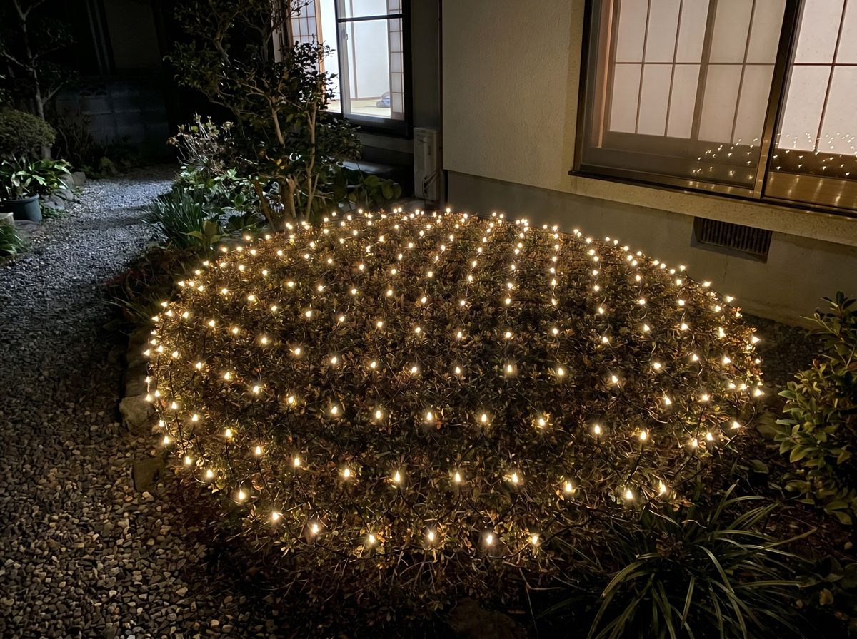 グリッターネットライト160球を庭の植え込みにかぶせた設置イメージ
