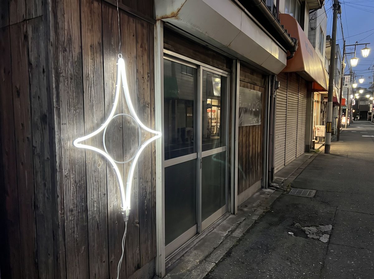 ネオンシャイン60(白)を店先の壁面に飾った設置イメージ