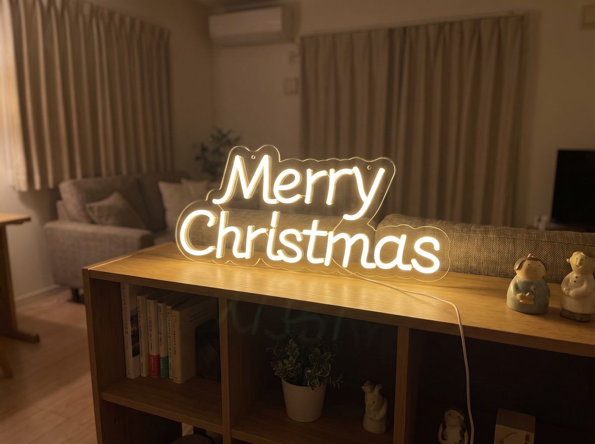ネオンUSB式メリークリスマスをリビングの棚に飾った設置イメージ