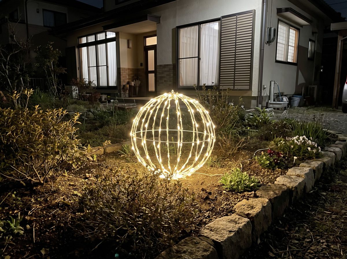 ラインボール（従来型）50cm電球色を庭の花壇まわりに設置した点灯イメージ
