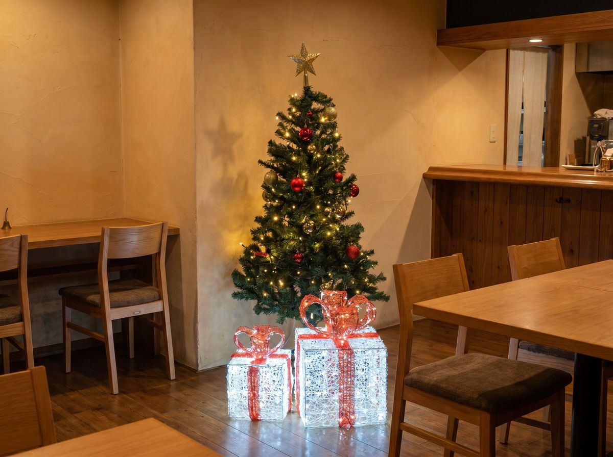 クリスマスツリー120cmとギフトボックスライトをカフェに飾ったイメージ