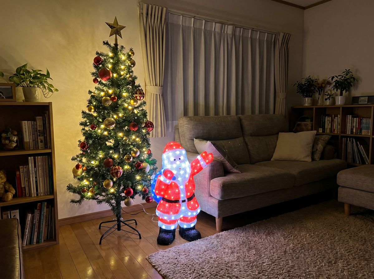 クリスマスツリー150cmとサンタライトをリビングに飾ったイメージ