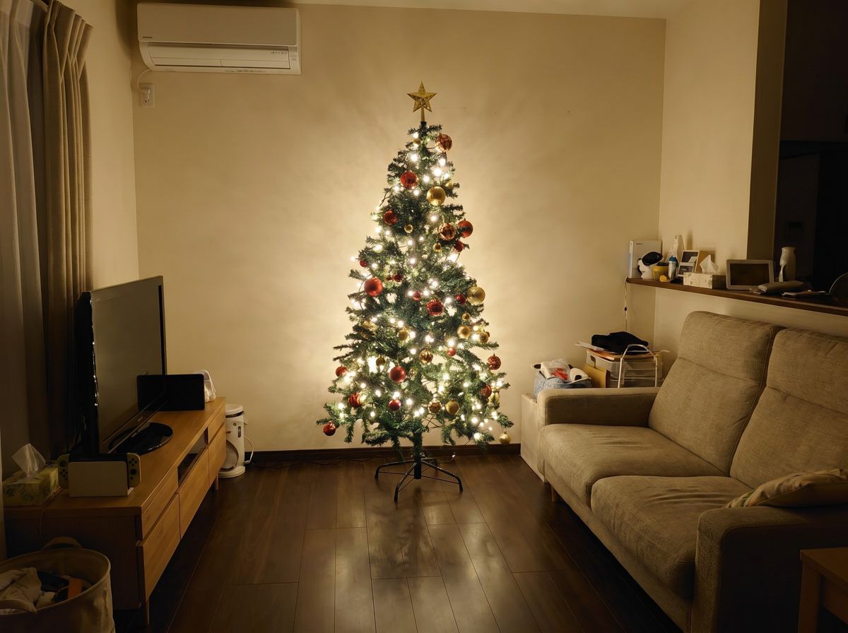 クリスマスツリー180cmセットをリビングに飾ったイメージ