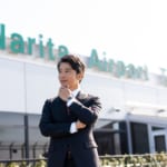 成田空港とスーツ男性