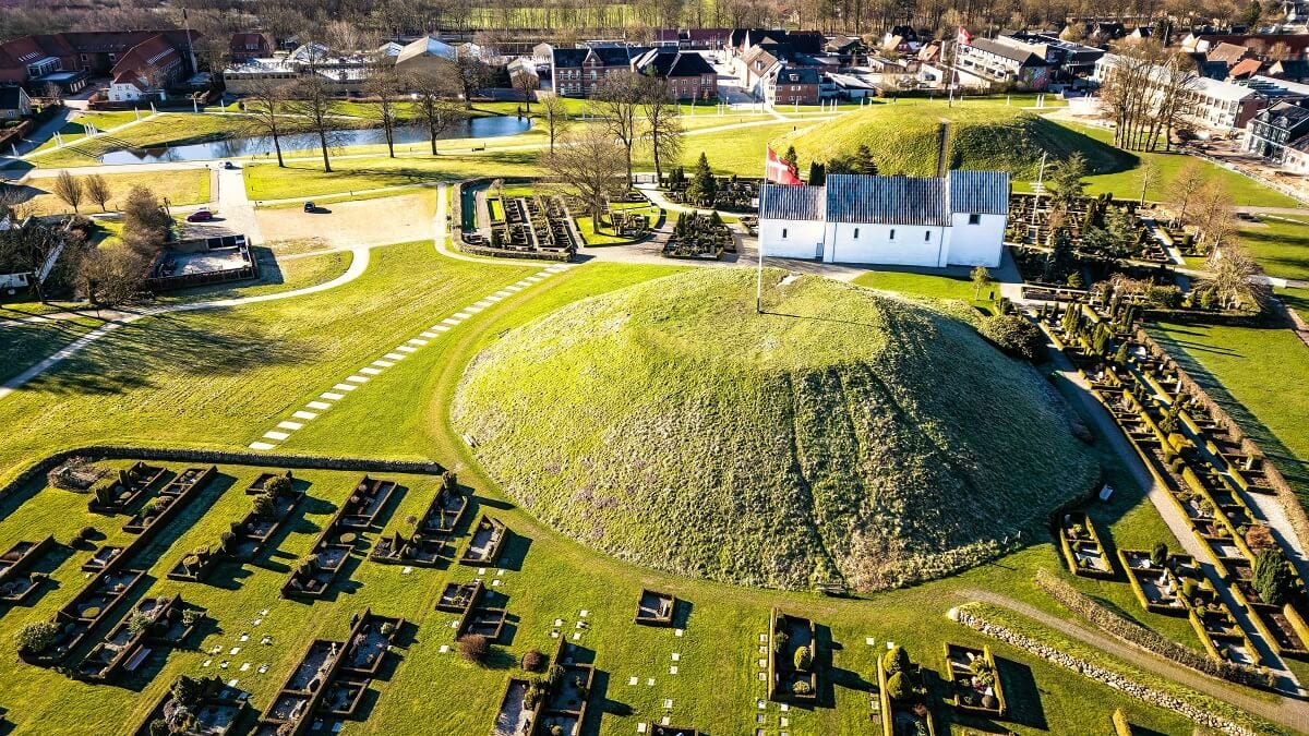 デンマークの起源！世界遺産「イェリング墳墓群、ルーン文字石碑群と